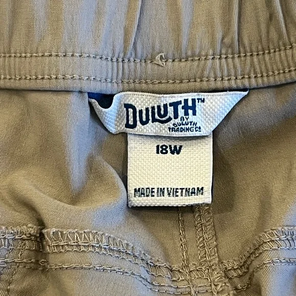 Duluth Trading Company Dry on the Fly 10” Women’s Khaki Cargo Shorts - Picture 4 of 5